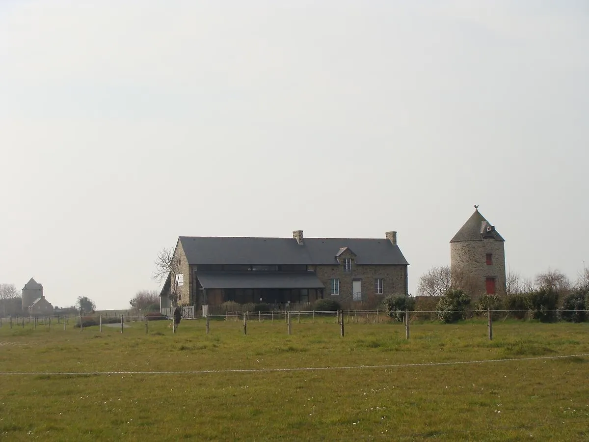Chambres D'Hotes Le Petit Angle Saint-Broladre Bed & Breakfast